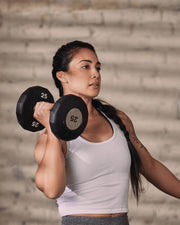 ELEIKO EVO 固定式ダンベル 25kgを肩に構える女性