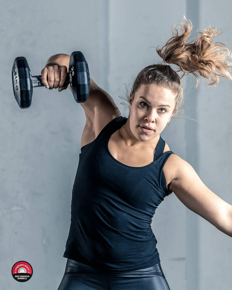 ELEIKO EVO 回転式ダンベルでトレーニングする女性