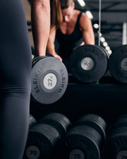 ELEIKO プレートダンベル 27.5kgをラックから取り出す女性