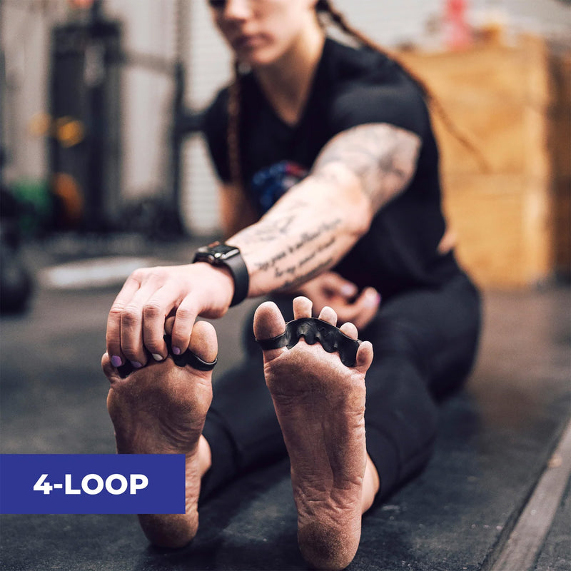 黒のThe Toe Spacerを装着した足裏を正面から捉えた構図で、4ループによる指の広がりと足底アーチの形状変化をストレッチ中の姿勢とともに確認できるモビリティ用ツールの使用例
