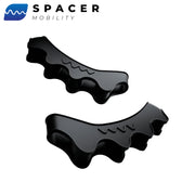 黒のThe Toe Spacerを斜め横から見た立体形状が分かる構図で、5つの指を通すループ配置とカーブした上面デザインを確認できるモビリティ用フットケアツール