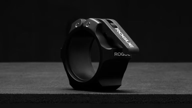 ROGUE USA アルミニウムカラー セラコート ブラック、単体をやや低い角度から捉えた斜めビュー、アルミボディのエッジ形状とレバー固定構造が分かるバーベルカラー