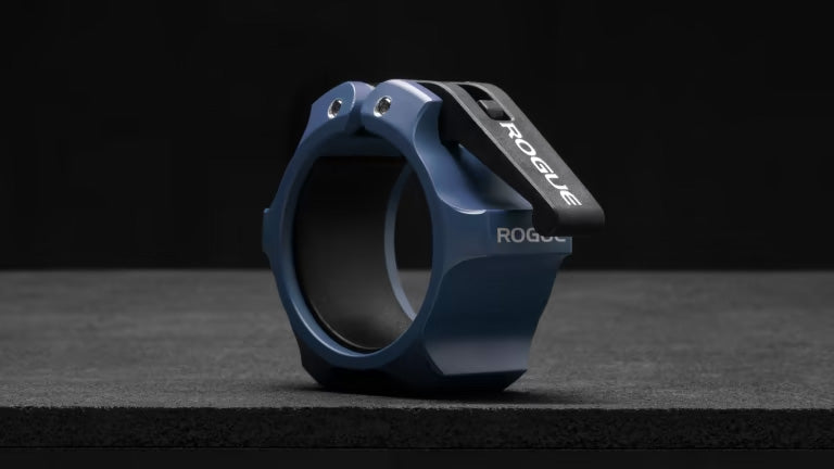 ROGUE USA アルミニウムカラー セラコート ネイビー、単体を斜め前から捉えた全体ビュー、ネイビーカラーのアルミボディとブラックレバーが特徴のバーベルカラー