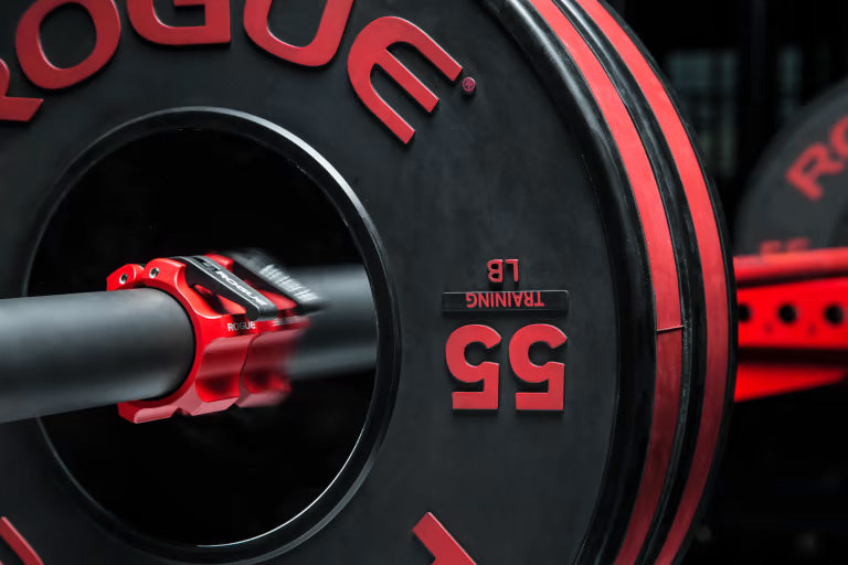 ROGUE USA アルミニウムカラー セラコート レッド、バーベルスリーブとプレート装着状態を横から捉えた使用シーン、クランプ固定によるプレート保持が分かるバーベルカラー