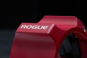 ROGUE USA アルミニウムカラー セラコート レッド、バーベルスリーブに装着された状態を横方向から捉えた使用シーン、プレート固定とクランプレバー構造が分かるバーベルカラー