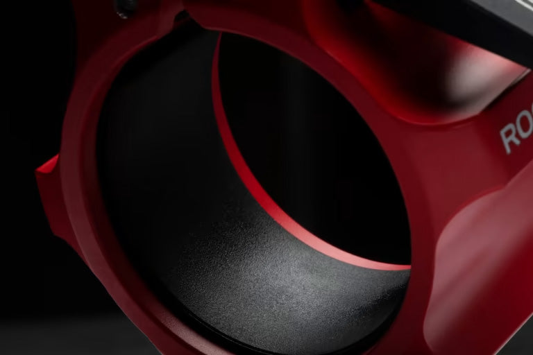 ROGUE USA アルミニウムカラー セラコート レッド、プレート装着バーベルのスリーブ部分を斜め前から捉えたクローズアップ、セラコート仕上げと固定力が分かるバーベルカラー
