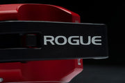 ROGUE USA アルミニウムカラー セラコート レッド、手で装着している状態を横から捉えたディテールビュー、アルミボディとレバー固定機構が分かるバーベルカラー