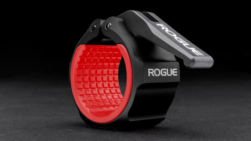 ROGUE USAアルミニウムカラー 2.0 ブラックを斜め前方から捉え、ロックオープンナイロンレバーとアルミ削り出しボディ、内側ラバーライニング構造が分かるオリンピックバーベル用カラー