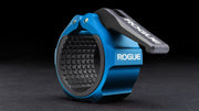 ROGUE USAアルミニウムカラー 2.0 ブルーを斜め前方から捉え、ロックオープンナイロンレバーとCNC加工アルミボディ、内側ラバーライニング構造が確認できるオリンピックバーベル用カラー