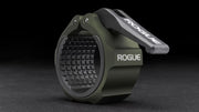 ROGUE USAアルミニウムカラー 2.0 ダークオリーブを斜め前方から捉え、ロックオープンナイロンレバーとCNC加工アルミボディ、内側ラバーライニング構造が確認できるオリンピックバーベル用カラー