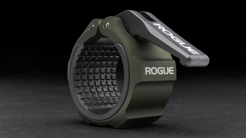 ROGUE USAアルミニウムカラー 2.0 ダークオリーブを斜め前方から捉え、ロックオープンナイロンレバーとCNC加工アルミボディ、内側ラバーライニング構造が確認できるオリンピックバーベル用カラー