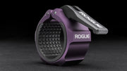 ROGUE USAアルミニウムカラー 2.0 パープルを斜め前方から捉え、ロックオープンナイロンレバーとCNC加工アルミボディ、内側ラバーライニング構造が分かるオリンピックバーベル用カラー