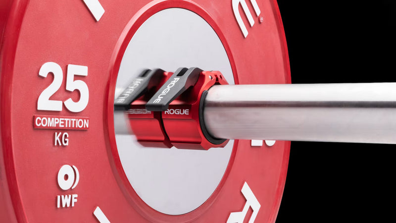 ROGUE USAアルミニウムカラー 2.0 レッドを装着したバーベルスリーブと25kgプレートを横から捉え、ロックレバーとプレート固定状態が分かるオリンピックバーベル用カラー