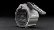 ROGUE USAアルミニウムカラー 2.0 シルバーを斜め前方から捉え、ロックオープンナイロンレバーとCNC加工アルミボディ、内側ラバーライニング構造が分かるオリンピックバーベル用カラー