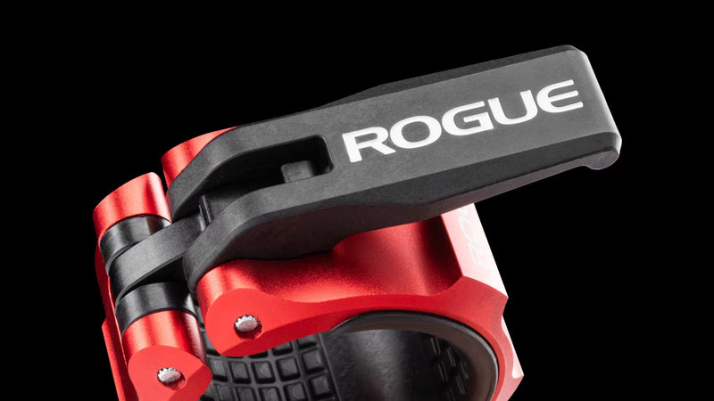 ROGUE USAアルミニウムカラー 2.0 レッドのロックオープンナイロンレバー部分を斜め上から捉え、Rogueロゴとレバー構造を強調したクローズアップ