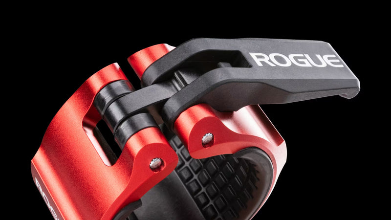 ROGUE USAアルミニウムカラー 2.0 レッドを斜め上から配置し、ヒンジ構造とロックレバーの可動部分が分かるアルミ削り出しカラー本体ディテール