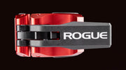 ROGUE USAアルミニウムカラー 2.0 レッドのロックレバー側面を水平視点で捉え、Rogueロゴとナイロンレバー形状が分かるアルミカラー外観