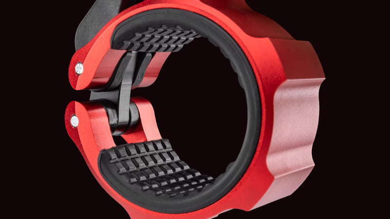 ROGUE USAアルミニウムカラー 2.0 レッドを斜め上から配置し、ヒンジ機構とロックレバーの連動構造が分かるCNCアルミバーベルカラー