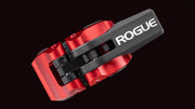 ROGUE USAアルミニウムカラー 2.0 レッドの内側ラバーグリップ面を斜め下から捉え、バーベルスリーブ保護用ライニングパターンが分かる構造