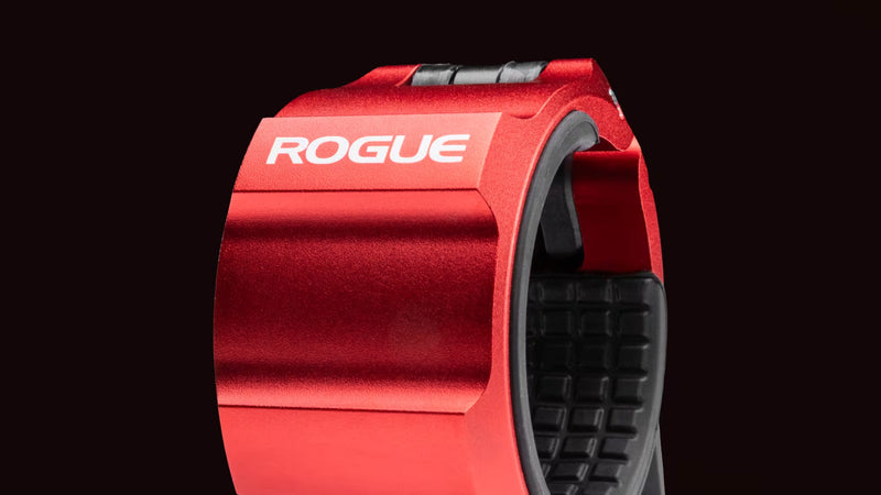 ROGUE USAアルミニウムカラー 2.0 レッドを斜め上から配置し、ヒンジ機構とロックレバーの連動構造が分かるCNCアルミバーベルカラー