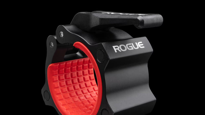 ROGUE USAアルミニウムカラー 2.0 マグネティック ブラック　バーベルスリーブに装着された状態を横から捉えた固定位置と装着感のディテール