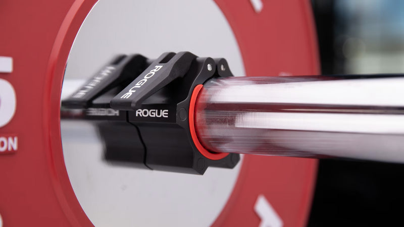 ROGUE USAアルミニウムカラー 2.0 マグネティック ブラック　ラック支柱にマグネット固定された状態を横から捉えた使用シーン