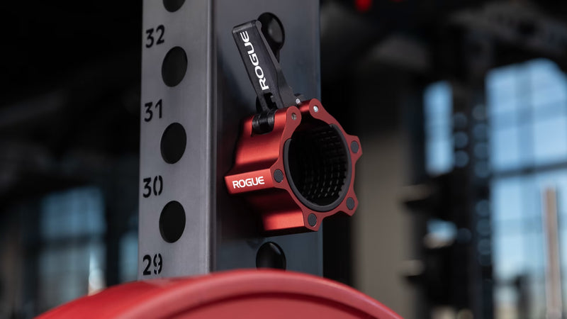 ROGUE USAアルミニウムカラー 2.0 マグネティック レッド　アルミ削り出しボディと内部ラバーライニングを斜め前から確認できるディテール