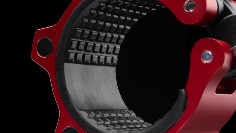 ROGUE USAアルミニウムカラー 2.0 マグネティック レッド　内部ラバーグリップパターンを接写した角度で滑り止め構造が分かるディテール