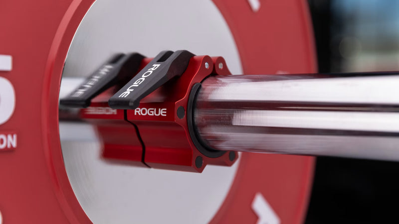 ROGUE USAアルミニウムカラー 2.0 マグネティック レッド　ロックレバーとヒンジ機構を上部角度から捉えた開閉構造ディテール