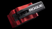 ROGUE USAアルミニウムカラー 2.0 マグネティック レッド　バーベルスリーブに装着された状態を横から捉えた固定位置と装着感ディテール