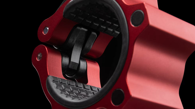 ROGUE USAアルミニウムカラー 2.0 マグネティック レッド　ロックレバー上部のRogueロゴ刻印とアルミ削り出し形状を真横から捉えたディテール