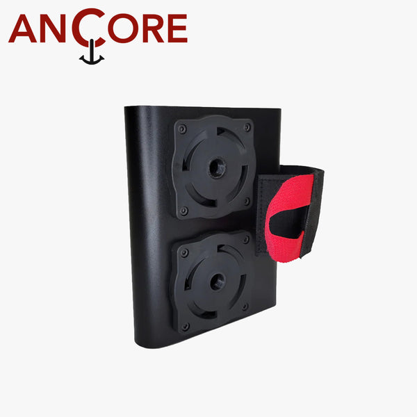 ANCORE プレートドック ブラックカラーのストラップマウントモデルを斜め前方から撮影した本体と固定ベルト
