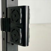 ANCORE プレートドック ブラックカラーをラック支柱へ取り付けた状態を側面から撮影した設置イメージ