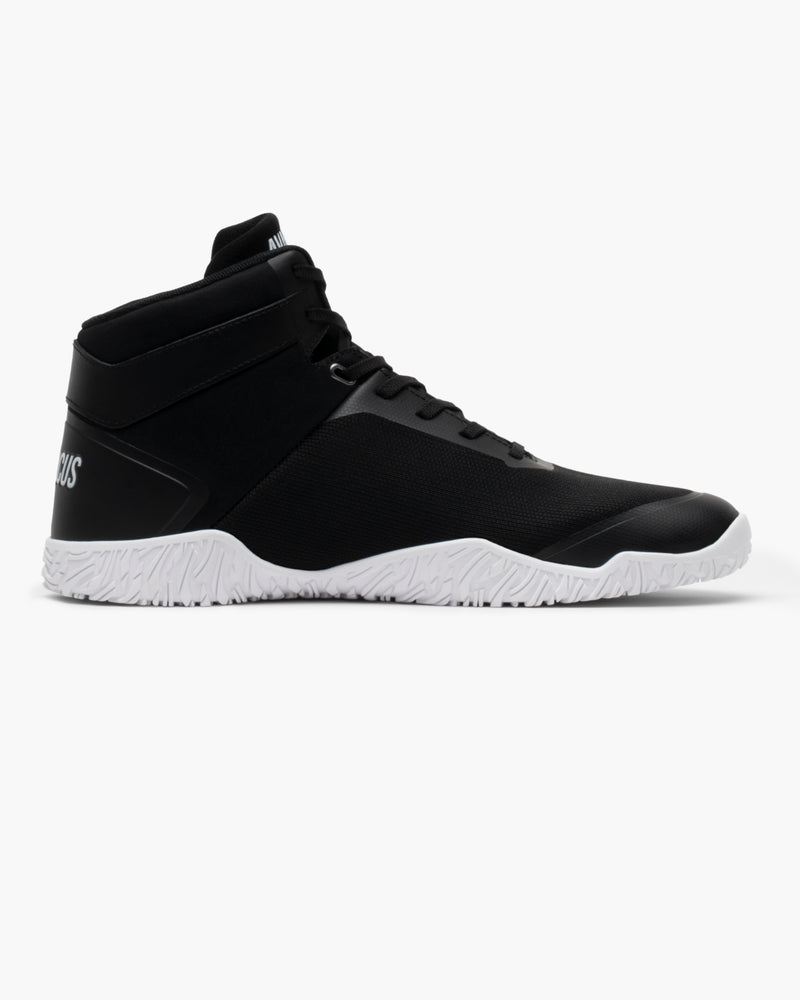 AVANCUS APEX POWER V3.0 ハイトップ ゴーストのベアフットシューズを右側面から捉え、ロゴラインの配置とアッパー素材の切り替え、前足部の形状が分かる視点