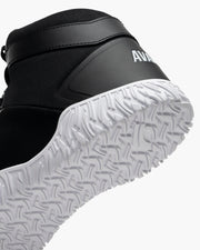 AVANCUS APEX POWER V3.0 ハイトップ ゴーストのベアフットシューズを踵側斜め下から捉え、ヒール補強パーツとホワイトアウトソールのグリップ形状が確認できるクローズアップ