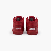 AVANCUS APEX POWER V3.0 ハイトップ レッドのベアフットシューズを真後ろから左右揃えて捉え、ヒールカウンター形状と踵周りのホールド構造、ソール厚が分かる視点