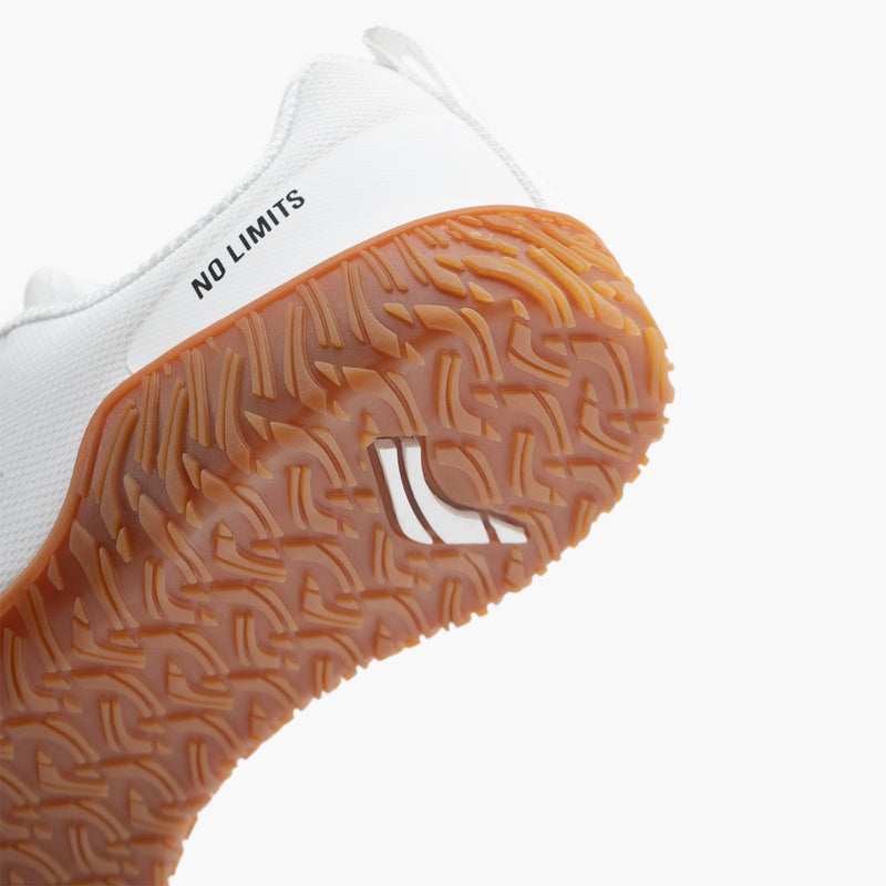 AVANCUSエイペックスパワー V3.0 ホワイトガム ヒール付近を斜め後方から捉えたベアフットシューズ、ガムソール形状とNO LIMITS表記