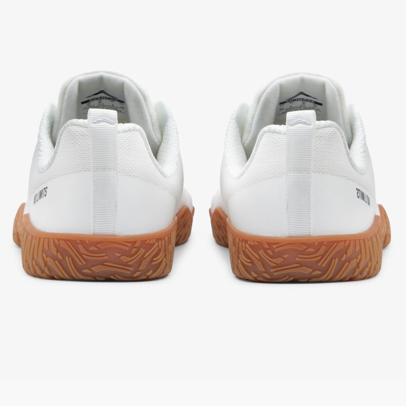 AVANCUSエイペックスパワー V3.0 ホワイトガム 背面を左右並びで捉えたシューズ後方、ヒール形状とソールデザインが分かる