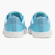 AVANCUS APEX POWER V3.0 カロライナブルーのベアフットシューズを真後ろから左右セットで捉え、ヒールカウンター形状と踵周りのホールド構造、ソールの厚みが分かる構図