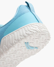 AVANCUS APEX POWER V3.0 カロライナブルーのベアフットシューズを後方斜め下から捉え、ヒール補強パーツとミッドソールからアウトソールへの立体形状が分かるクローズアップ