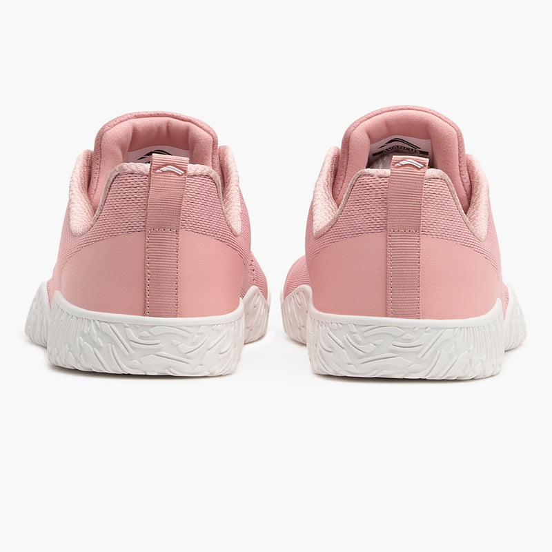 AVANCUS APEX POWER V3.0 レイビングローズのベアフットシューズを真後ろから左右セットで捉え、ヒールカウンター形状と踵周辺の安定構造、ソール厚のバランスが分かる構図