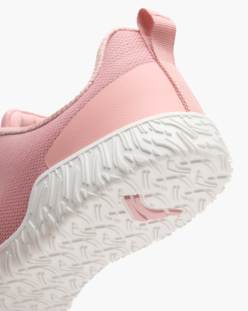 AVANCUS APEX POWER V3.0 レイビングローズのベアフットシューズを後方斜め下から捉え、ヒール補強パーツと踵周りのホールド構造、白色ソールの立体形状が分かるクローズアップ