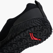 AVANCUS APEX POWER V3.0 ミッドナイトブラックのかかと側をクローズアップした視点。グリップ力の高いアウトソール形状とヒール周りの補強構造が分かる後方斜めからの角度