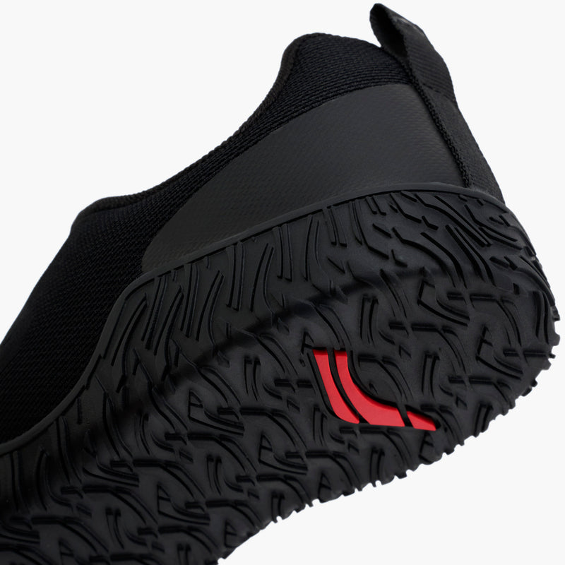 AVANCUS APEX POWER V3.0 ミッドナイトブラックのかかと側をクローズアップした視点。グリップ力の高いアウトソール形状とヒール周りの補強構造が分かる後方斜めからの角度