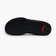 AVANCUS APEX POWER V3.0 ミッドナイトブラックのアウトソール全面を真下から見た構図。独自パターンのグリップ形状と前足部から踵までの接地面積が確認できる視点