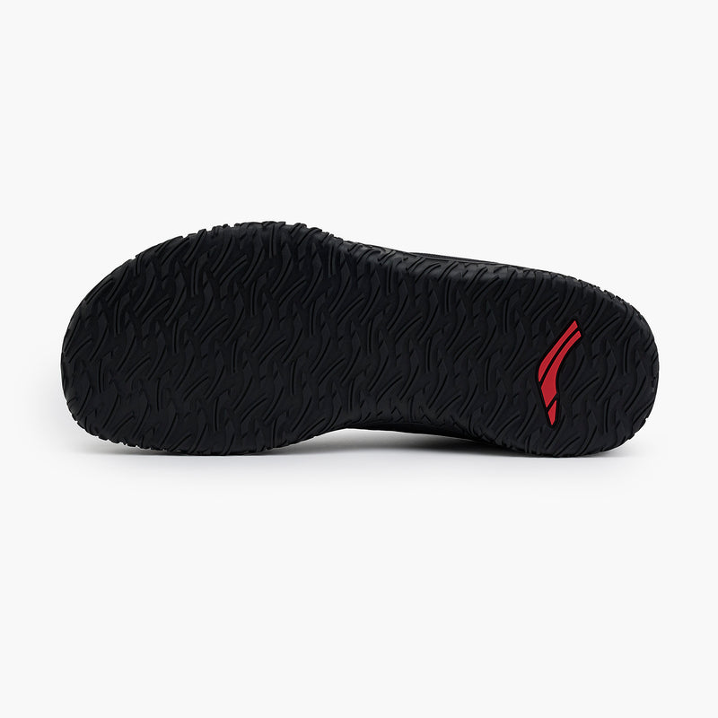 AVANCUS APEX POWER V3.0 ミッドナイトブラックのアウトソール全面を真下から見た構図。独自パターンのグリップ形状と前足部から踵までの接地面積が確認できる視点