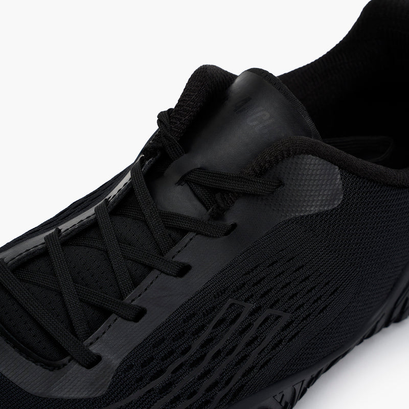 AVANCUS APEX POWER V3.0 ミッドナイトブラックのシュータンとシューレース周辺を上方から捉えた構図。フィット感を高める構造と足甲部分の作りが分かる視点