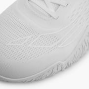 AVANCUS APEX POWER V3.0 クリスプホワイトのつま先周辺を斜め上から捉え、指先の広がりを考慮したトゥボックス形状とアッパー素材の質感が分かる構図