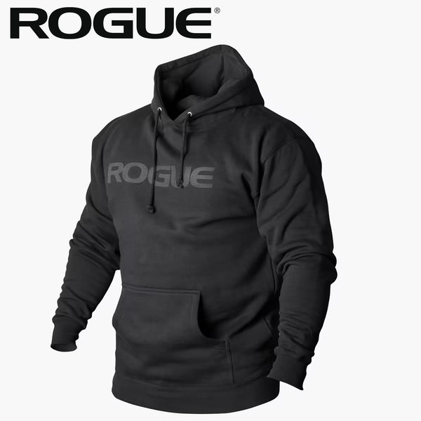 ROGUE ベーシック パーカー ブラック/ブラックカラー を正面斜めから捉え、フード形状と胸元ロゴ、シンプルなシルエットが分かるメンズパーカーの外観