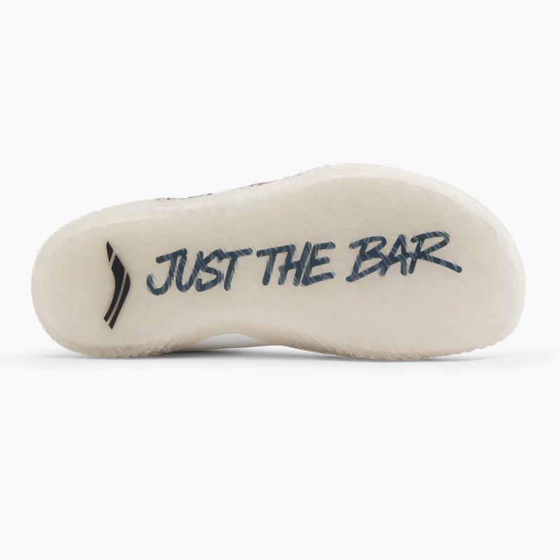 AVANCUS JUST THE BAR ホワイトを外側の真横から見たサイドビュー。ベアフットシューズのホワイトアッパー、JUST THE BARロゴ、赤いタグとソール形状を確認できる